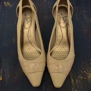 Life stride soft system beige shoes, 21/2 in. Heels. In great shape worn once.